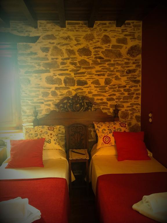 Hostal Os Tres Teixos San Acisclo Exterior foto