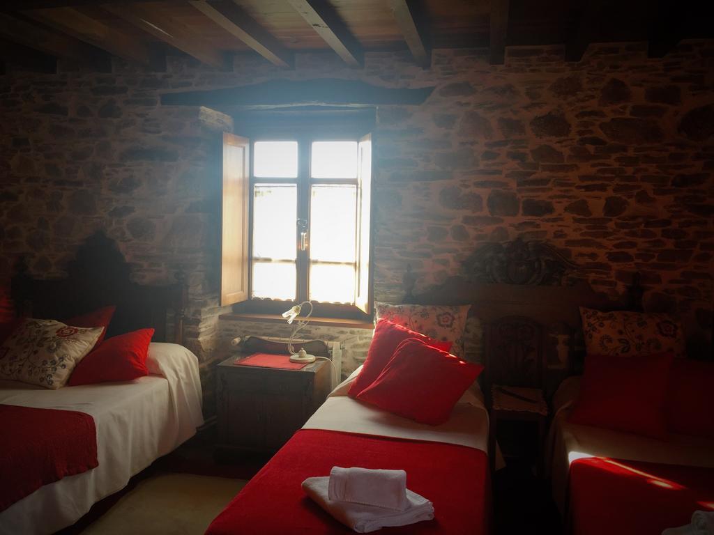 Hostal Os Tres Teixos San Acisclo Exterior foto