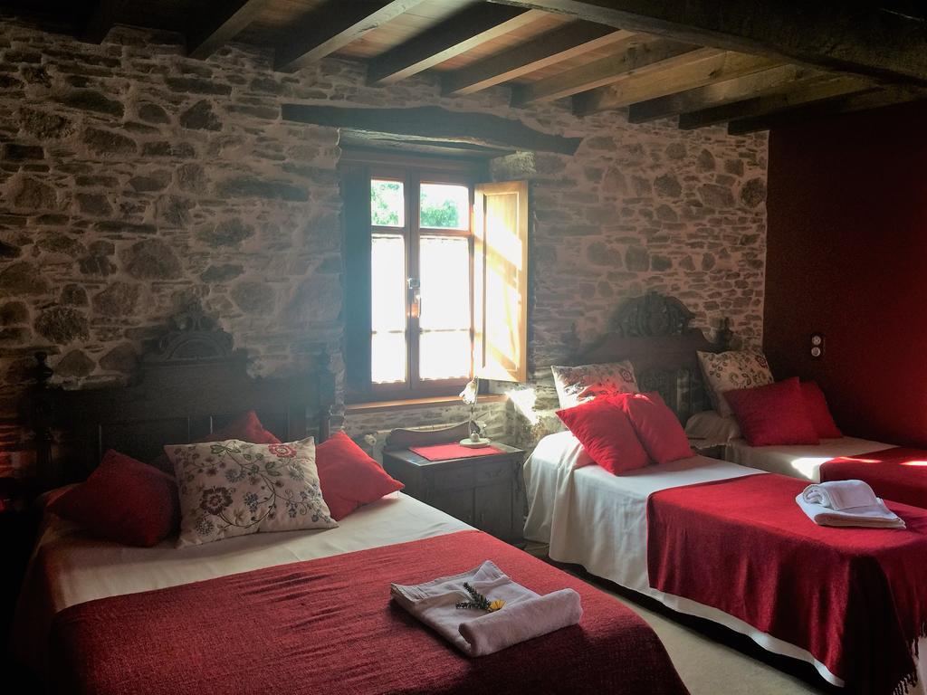Hostal Os Tres Teixos San Acisclo Exterior foto