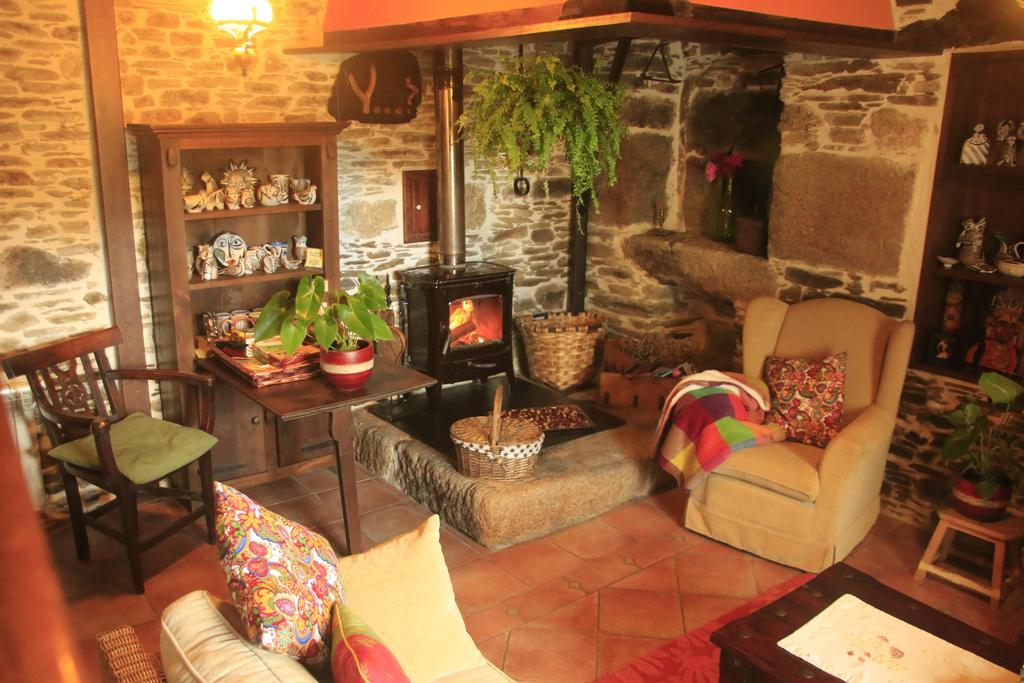 Hostal Os Tres Teixos San Acisclo Exterior foto