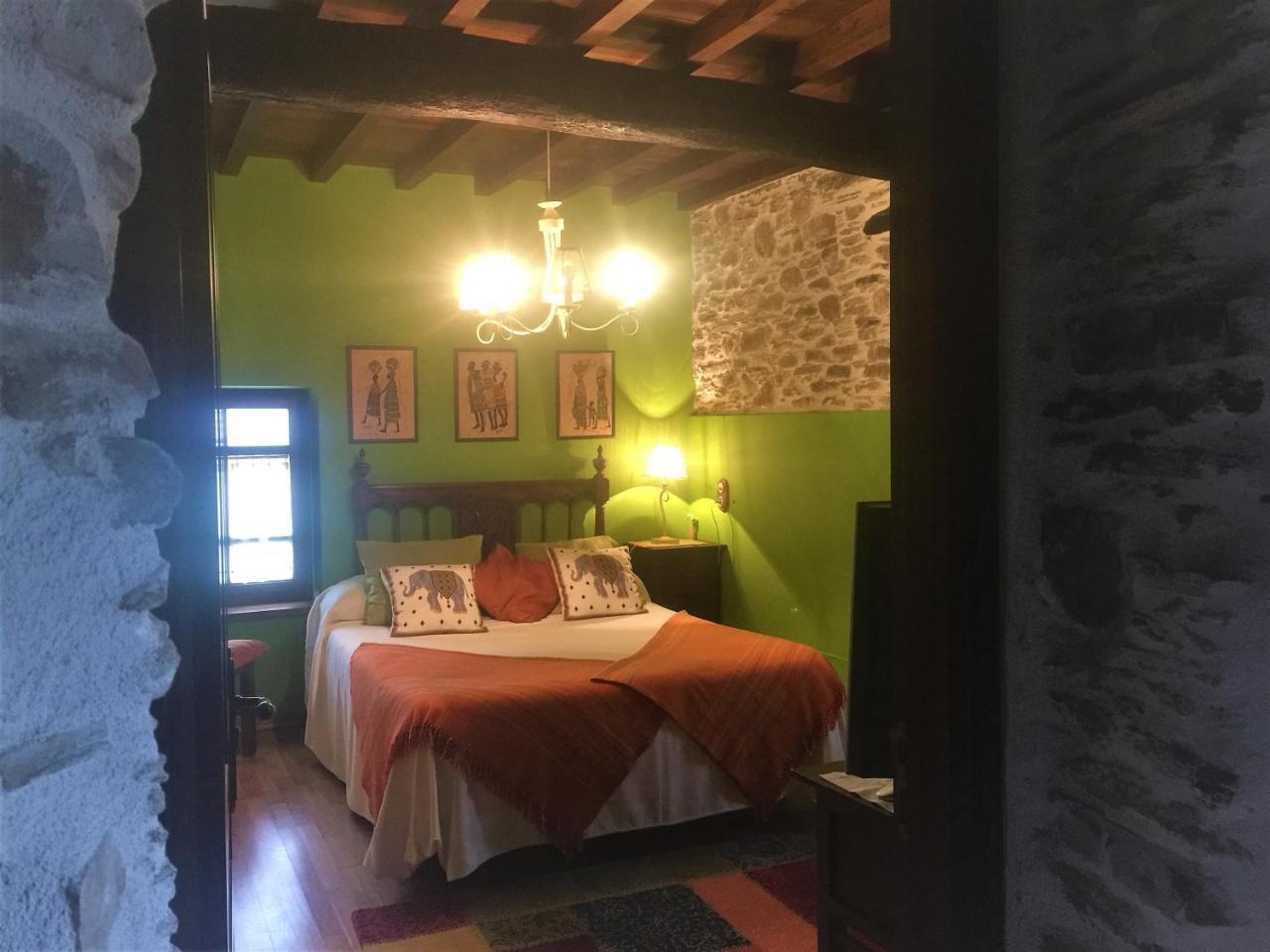Hostal Os Tres Teixos San Acisclo Exterior foto